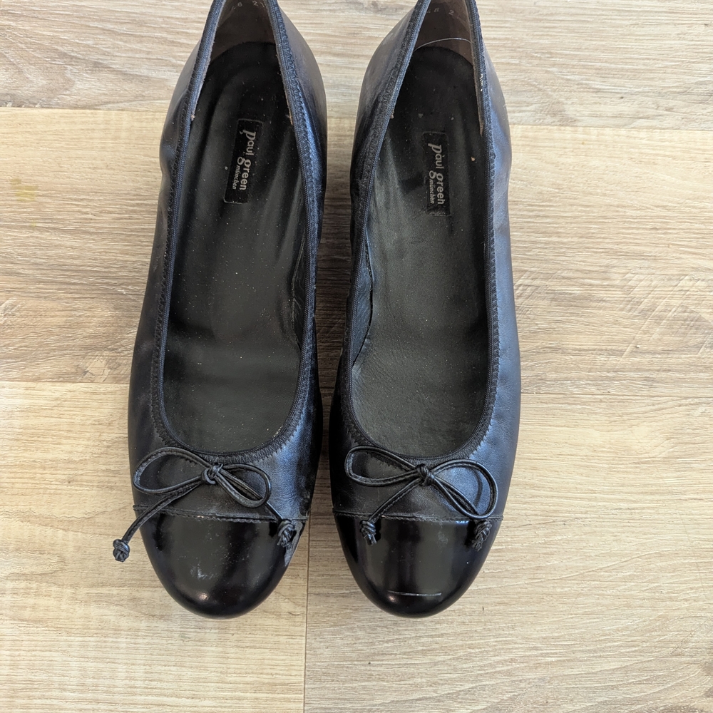Black Women's Shoes with Bow Detail